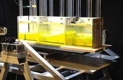 Modell av rulledempingstank under testing